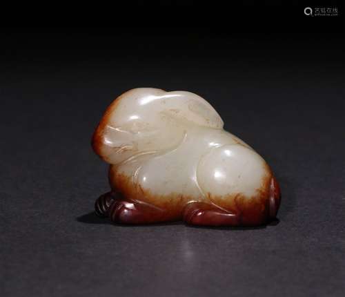 A CHINESE CARVED HETIAN JADE ORNAMENT