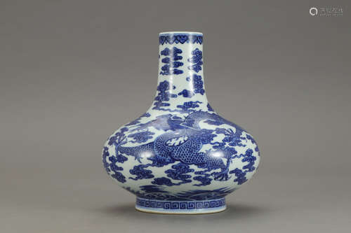 A Chinese Blue and White Dragon Pattern Porcelain Vase