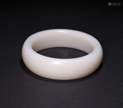 A CHINESE CARVED HETIAN JADE BRACELET