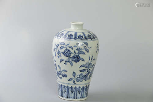 A Chinese Blue and White Floral Porcelain Vase