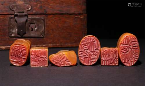 A CHINESE TIANHUANG STONE SEAL SET