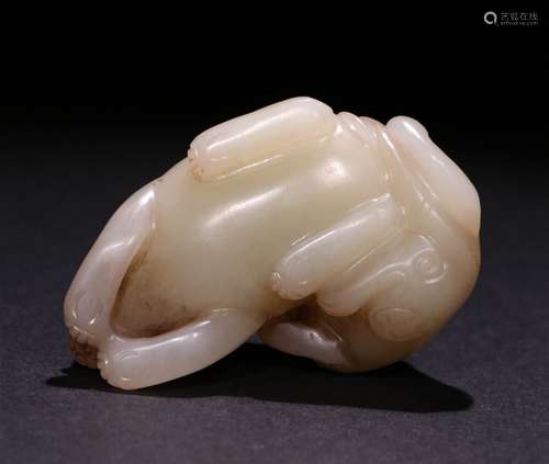 A CHINESE CARVED HETIAN JADE ORNAMENT