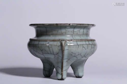 A Chinese Glazed Porcelain Three-legged Censer