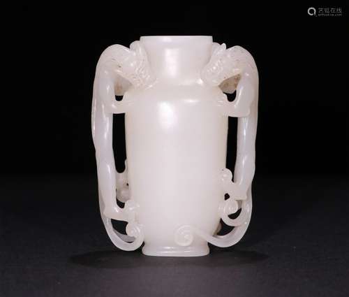 A CHINESE CARVED HETIAN JADE SNUFF BOTTLE