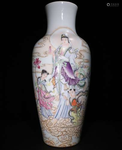 A CHINESE FAMILLE ROSE PORCELAIN BOTTLE