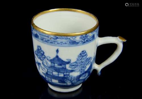 A small Chinese export cup, blue and white porcela…