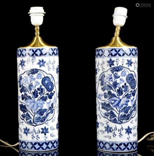 A pair of Chinese blue and white porcelain scroll …
