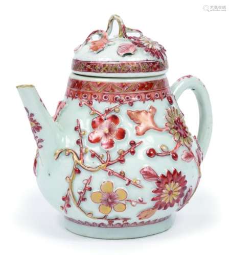 China, Qianlong period (1736 1795) Porcelain teapo…