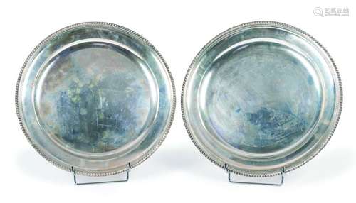 Pair of round dishes in silver 800/1000 with friez…