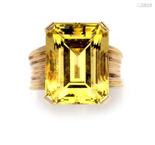 An 18k gold yellow beryl dress ring