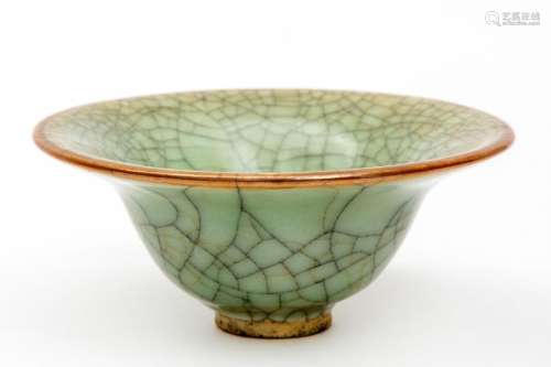 A small Ge ware crackle glaze celadon bowl