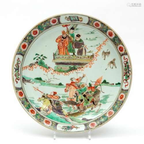 A famille verte charger with a hunting scene