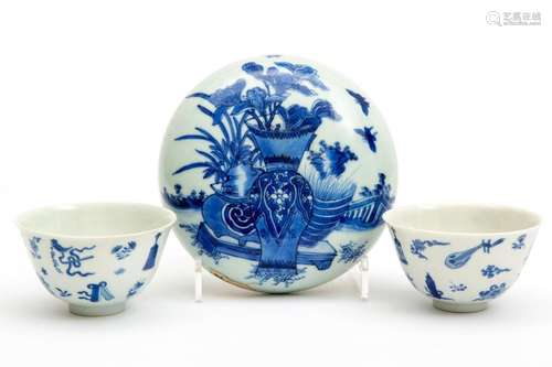 Two Kangxi blue & white cups plus one lid (transit…