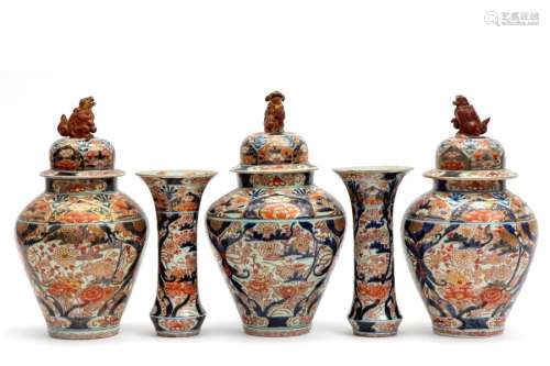 A large Japanse Arita imari garniture set