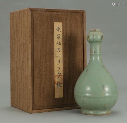 A LONGQUAN YAO GREEN GLAZE VASE