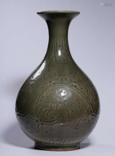 A GREEN GLAZE VASE WITH FLOWER PATTERN