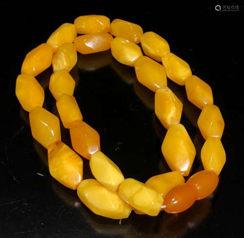 AN AMBER STRING NECKLACE