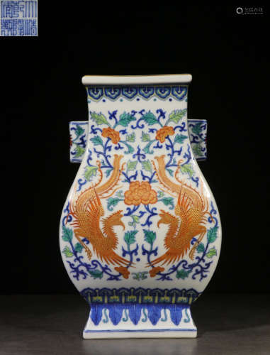 A DOUCAI GLAZE SQUARE VASE WITH FLOWER PATTERN