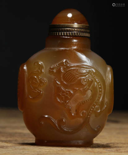 AN AGATE SNUFF BOTTLE CARVED WITH DRAGON PATTERN