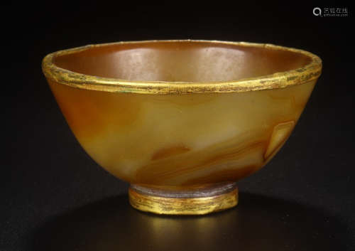 AN AGATE BOWL EMBEDDED WITH GOLD