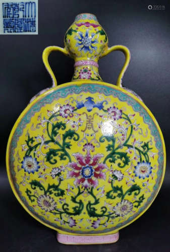 A FAMILLE ROSE GLAZE VASE PAINTED WITH FLOWER PATTERN