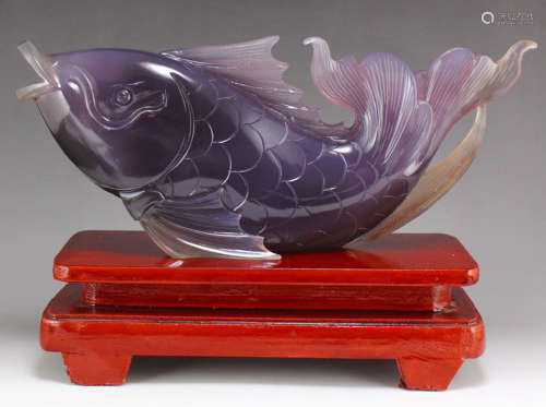 AN AGATE ORNAMENT SHAPED WITH FISH
