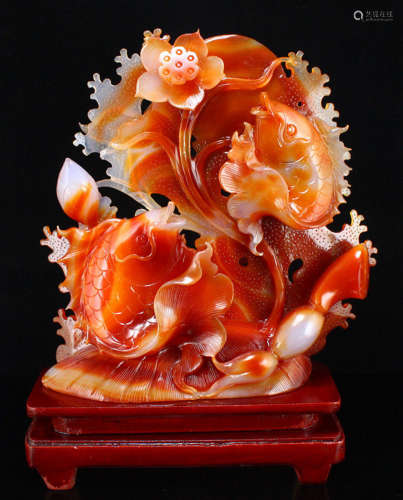 AN AGATE ORNAMENT CARVED WITH FISH