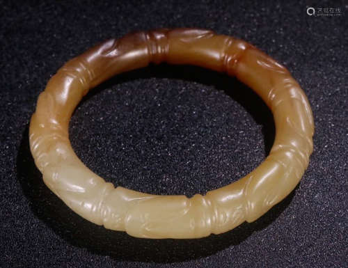 A HETIAN JADE BANGLE CARVED WITH PATTERN