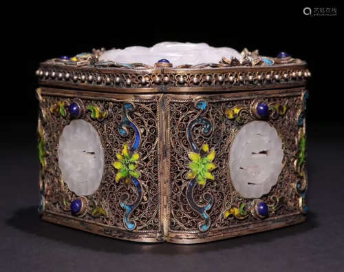 A GILT SILVER BOX EMBEDDED WITH HETIAN JADE