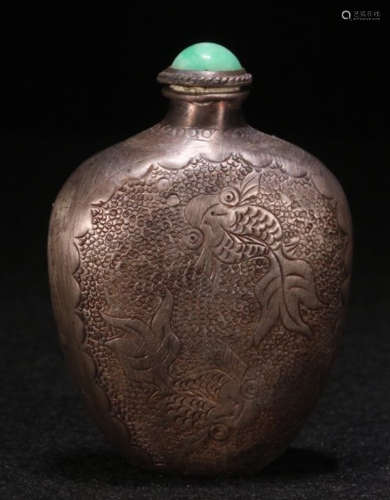 A SILVER SNUFF BOTTLE CARVED WITH FISH PATTERN