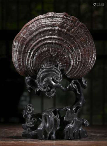 A ZITAN WOOD ORNAMENT SHAPED WITH GANODERMA