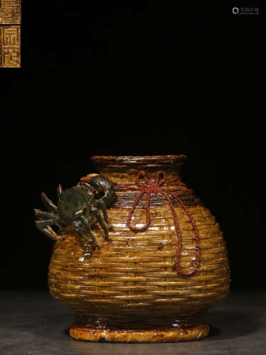 A BROWN GLAZE JAR PAINTED WITH CRAB