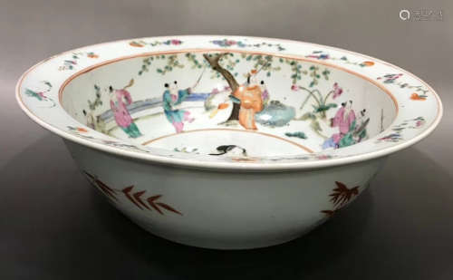 A FAMILLE ROSE GLAZE PLATE PAINTED WITH FIGURE PATTERN