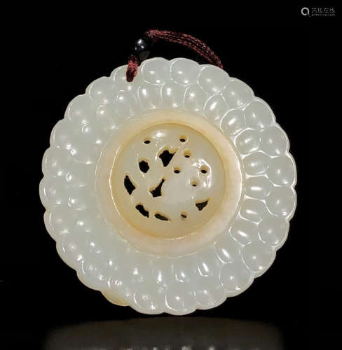 A HETIAN JADE PENDANT HOLLOW CARVED