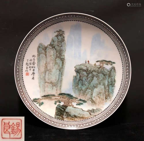 A FAMILLE ROSE GLAZE PLATE PAINTED WITH LANDSCAPE PATTERN