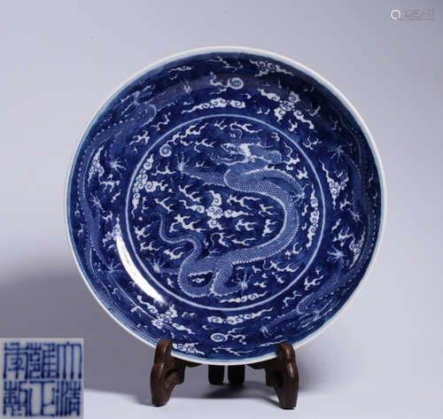 A BLUE&WHITE GLAZE PLATE WITH DRAGON PATTERN