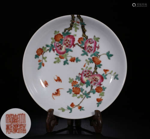 A FAMILLE ROSE GLAZE PLATE PAINTED WITH POMEGRANATE