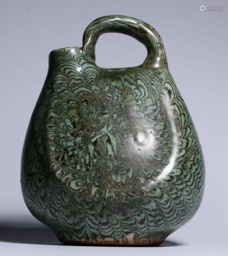 A GREEN GLAZE POT WITH HANDLE