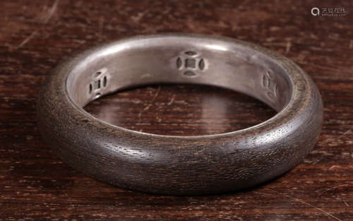 A CHENXIANG WOOD RING CARVED WITH PATTERN