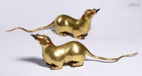 A GILT BRONZE PENDANT SHAPED WITH MOUSE