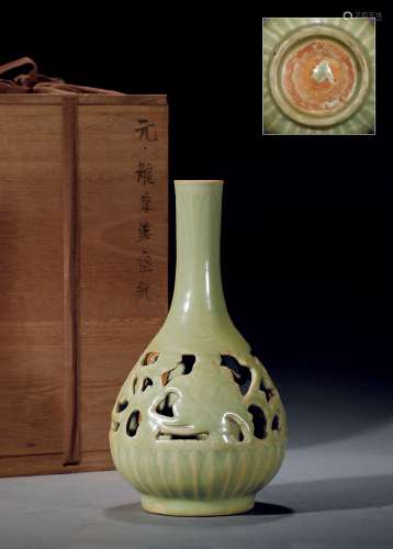 元-明·龙泉窑镂空雕花卉纹瓶