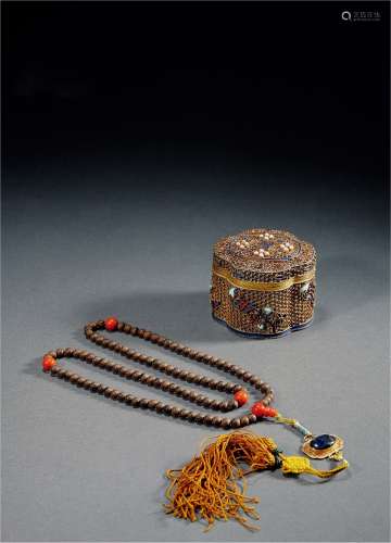清·沉香108子佛珠及铜鎏金嵌宝石海棠式盖盒一组两件