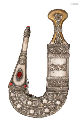 AN ARAB DAGGER (JAMBIYA)