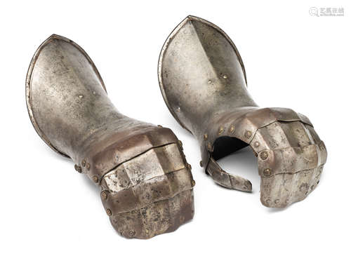 A PAIR OF WESTERN EUROPEAN MITTEN GAUNTLETS