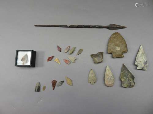 SIX FLINT AND STONE ARROWHEADS, NEOLITHIC OR BRONZE AGE and eight further small arrowheads