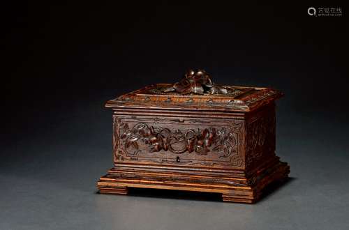十九世纪制 胡桃木花卉饰轻浮雕雪茄盒