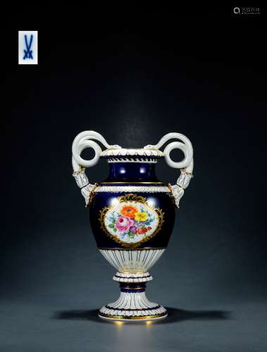 1952年制 梅森(Meissen)蓝色珐琅瓷彩绘描金花瓶