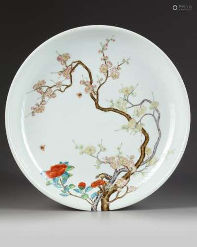 A LARGE FAMILLE ROSE CHARGER,CHINA, QING DYNASTY (…