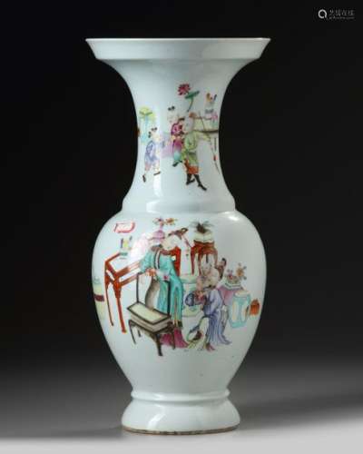 A CHINESE FAMILLE ROSE VASE, CHINA, 19TH 20TH CENT…