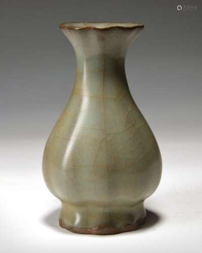 A CHINESE CELADON CRACKLE GLAZED VASE, CHINA